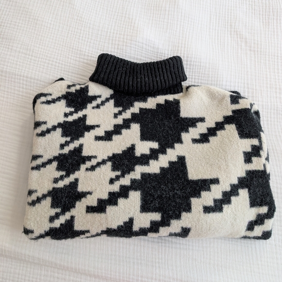 H&M Jacquard Knit Black And White Oversized Turtleneck Sweater - Picture 6 of 6